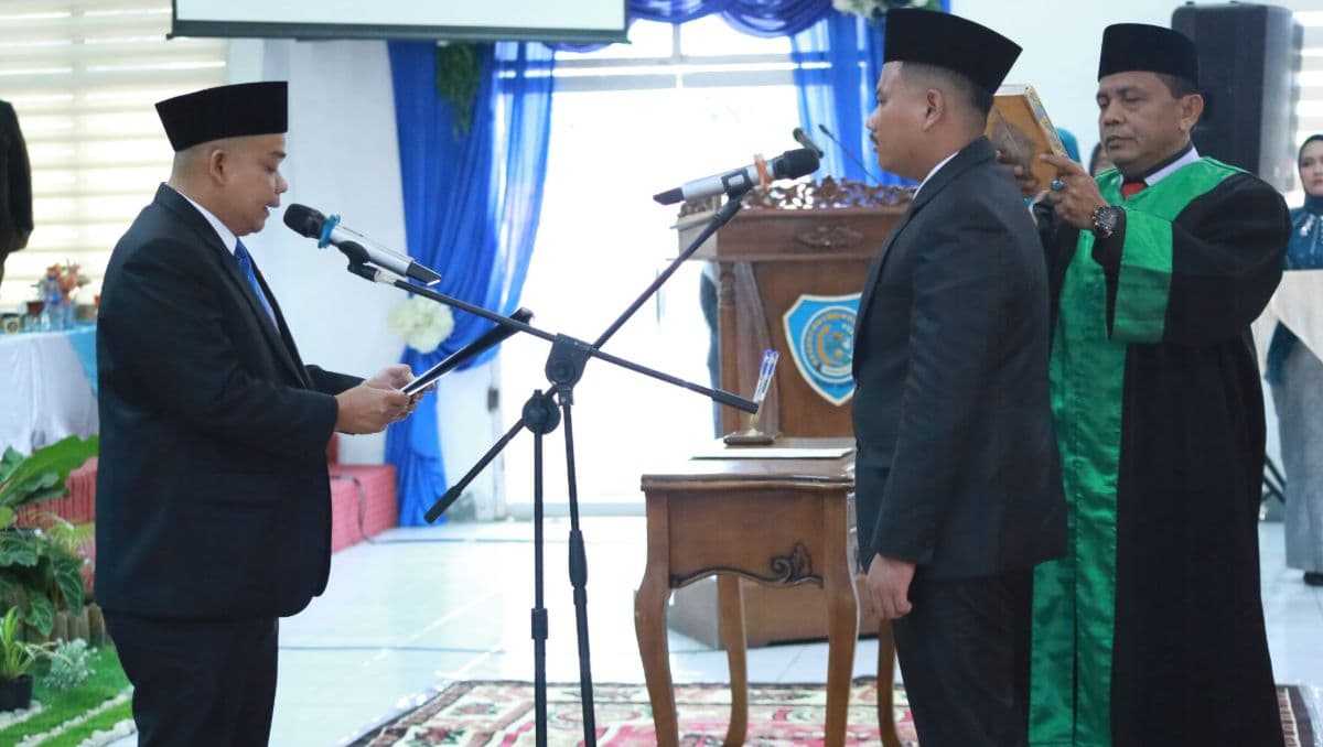 dprd_labuhanbatu_lantik_muslimin_hadi_wibowo_sebagai_anggota_paw_