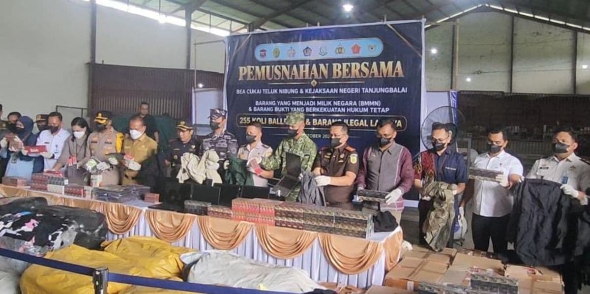 kejari_tanjungbalai_dan_bea_cukai_musnahkan_156_ballpress_dan_213_ribu_rokok_ilegal