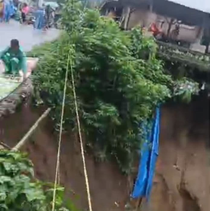 akses_jalan_stm_hilirstm_hulu_nyaris_putus_longsor_ancam_rumah_warga_di_desa_rambai
