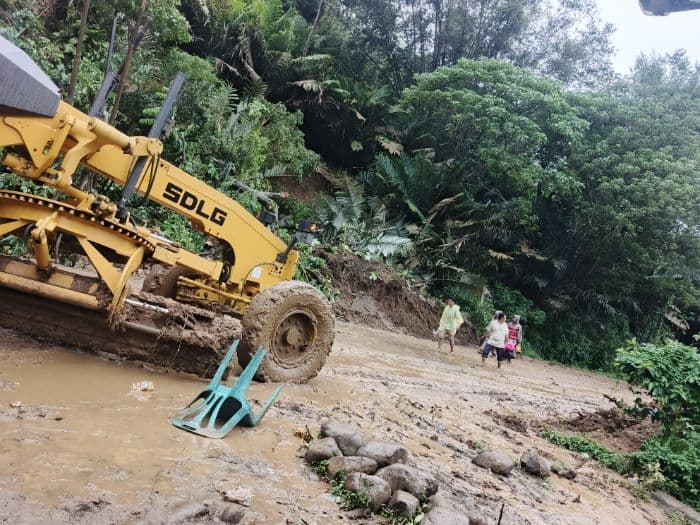 akses_tapselsibolga_dibersihkan_begini_kondisi_terkini_longsor_kecamatan_angkola_barat