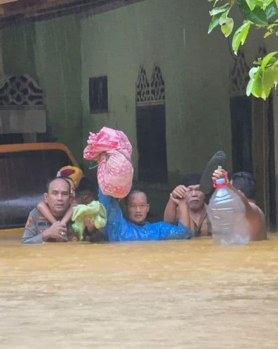 aksi_heroik_kapolsek_pangkalan_brandan_selamatkan_warga_terjebak_banjir_di_langkat