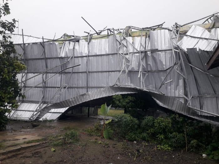 atap_tribun_lapangan_sahala_muda_pakpahan_ambruk_diterjang_angin