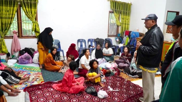 bupati_langkat_tinjau_lokasi_banjir_dan_salurkan_bantuan_ke_warga_terdampak