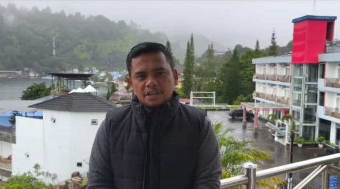 camat_girsang_sipangan_bolon_imbau_warga_dan_wisatawan_parapat_waspada_cuaca_ekstrem