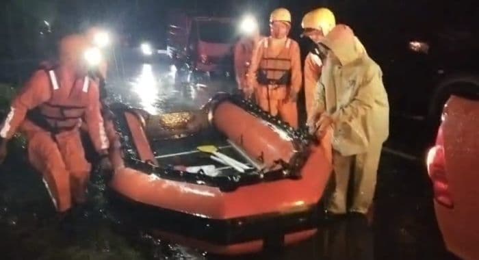 lansia_meninggal_saat_evakuasi_banjir_di_besitang_basarnas_kerahkan_dua_tim_rescue