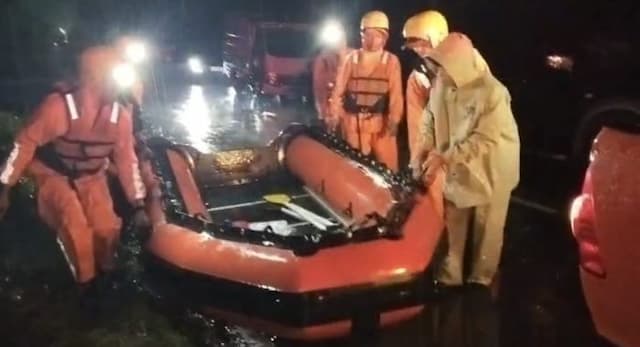 lansia_meninggal_saat_evakuasi_banjir_di_besitang_basarnas_kerahkan_dua_tim_rescue