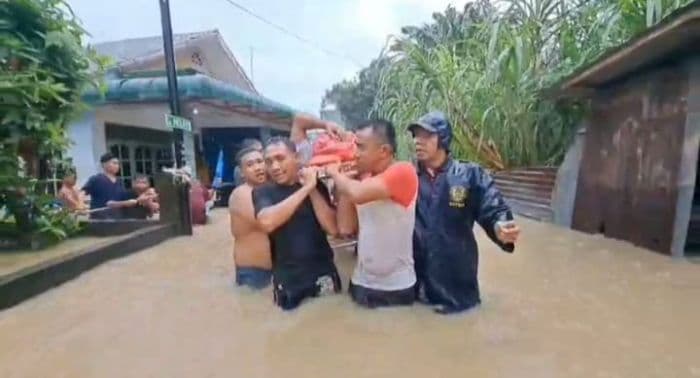 lansia_sakit_terjebak_banjir_di_kota_tebing_tinggi_dievakuasi_