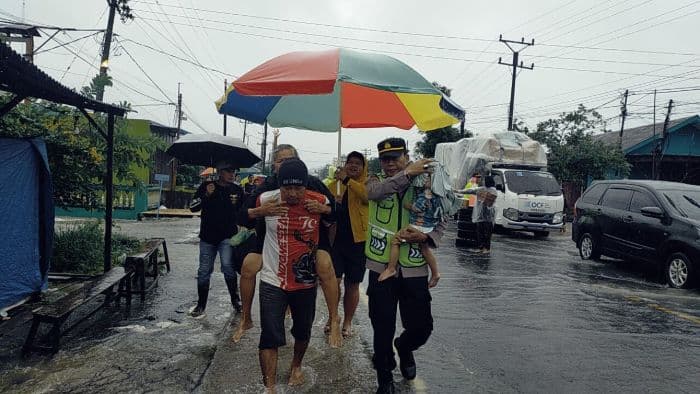 lima_kecamatan_di_binjai_terendam_banjir_polisi_turunkan_bantuan_dan_evakuasi_warga