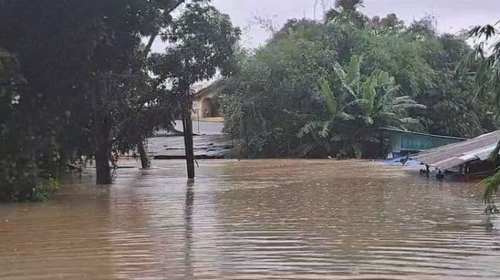 medan_sunggal_dikepung_banjir_tinggi_air_sudah_mencapai_atap_rumah