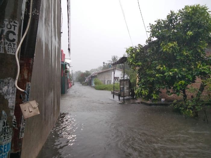 parit_inpres_patumbak_meluap_jalan_tergenang_banjir
