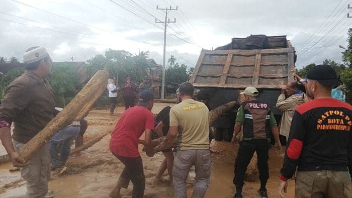 pasca_banjir_dan_longsor_di_desa_goti_puluhan_personel_satpol_pp_dan_warga_lakukan_pembersihan