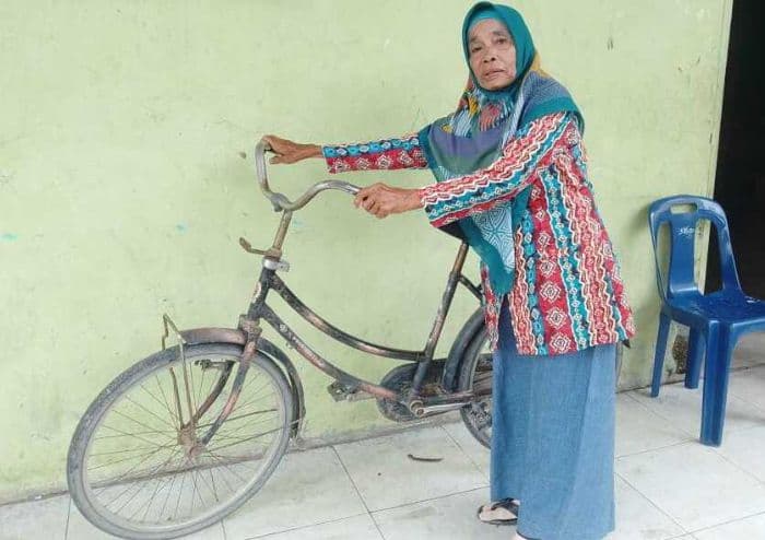 pengabdian_zuraidah_27_tahun_mengayuh_sepeda_tua_demi_mengajar_alquran