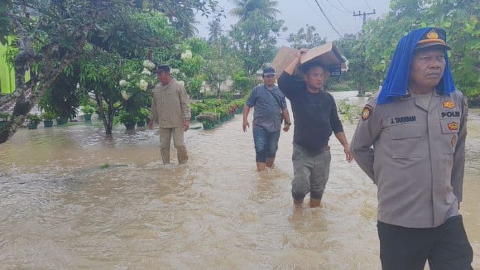 polsek_bosar_maligas_evakuasi_warga_terjebak_banjir_akibat_luapan_sungai_di_simalungun