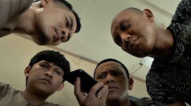 sinopsis_agak_laen_menyala_pantiku_empat_detektif_kocak_menyamar_di_panti_jompo