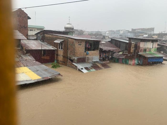 sungai_deli_meluap_masyarakat_pak_wali_kota_tolong_bantu_kami