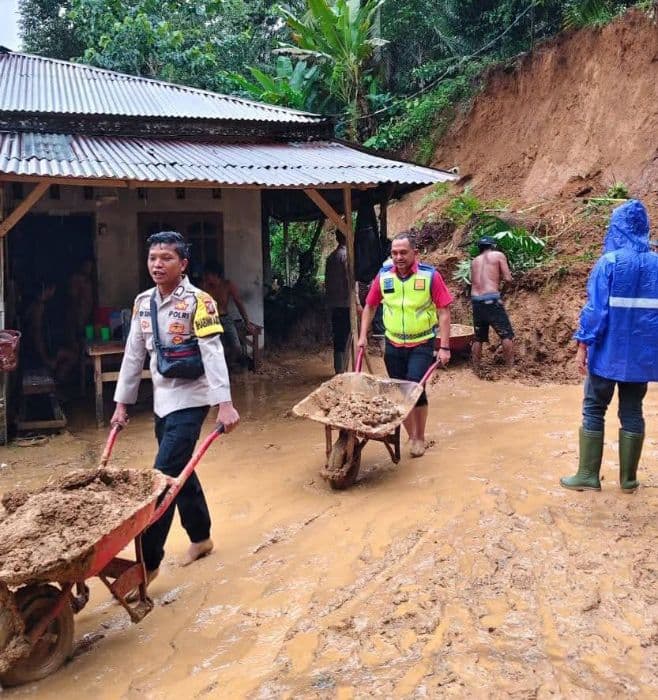 tebing_longsor_timpa_rumah_warga_di_bahorok_polisi_imbau_warga_tetap_waspada