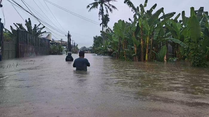 tiga_mobil_terendam_banjir_di_sunggal_kanan_deli_serdang
