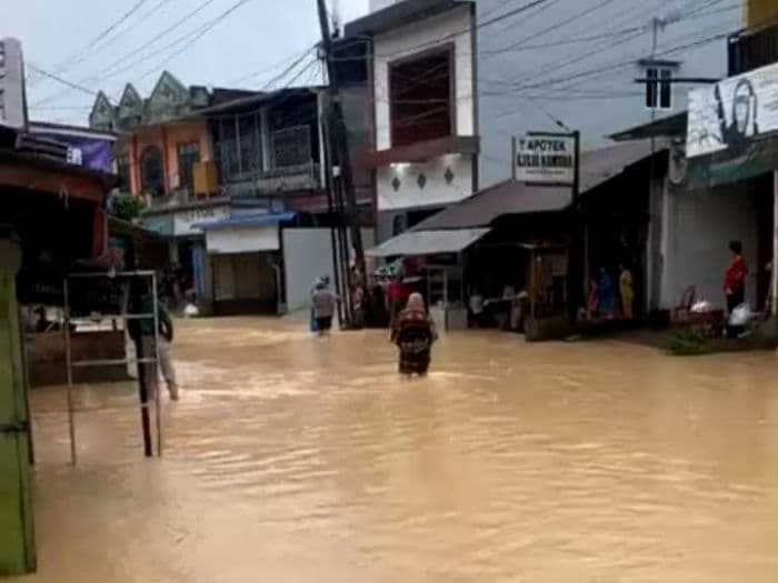 warga_tutup_akses_jalan_di_galang_akibat_banjir_setinggi_paha_di_deli_serdang