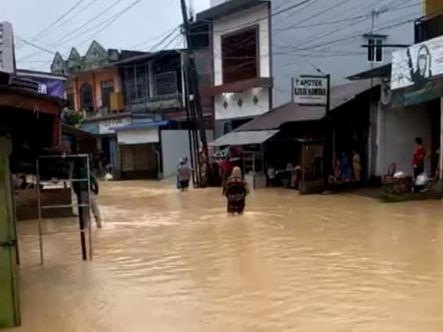 warga_tutup_akses_jalan_di_galang_akibat_banjir_setinggi_paha_di_deli_serdang