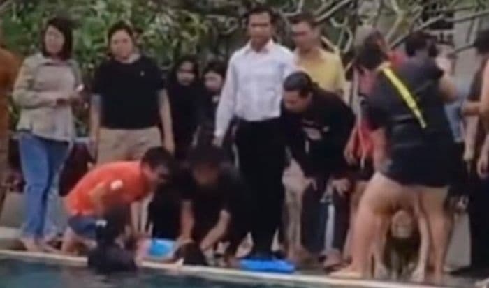 dua_anak_kembar_tewas_tenggelam_di_kolam_renang_club_house_citra_land_bagya_city_
