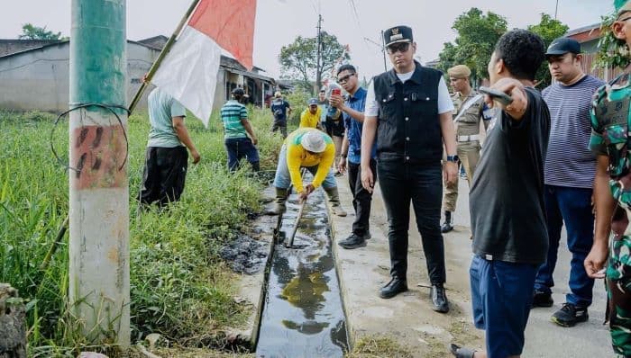 jadi_daerah_terdampak_banjir_rico_waas_gerakkan_3000_orang_bersihkan_kecamatan_medan_helvetia