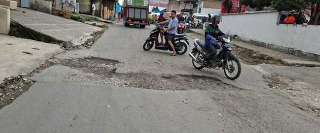 jalan_rusak_di_sidikalang_dairi_tidak_ideal_pengendara_diminta_ekstra_hatihati
