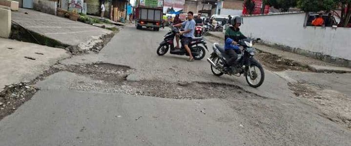 jalan_rusak_di_sidikalang_dairi_tidak_ideal_pengendara_diminta_ekstra_hatihati