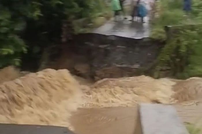 lansia_tewas_terjatuh_di_jembatan_putus_akibat_banjir_di_tanah_laut
