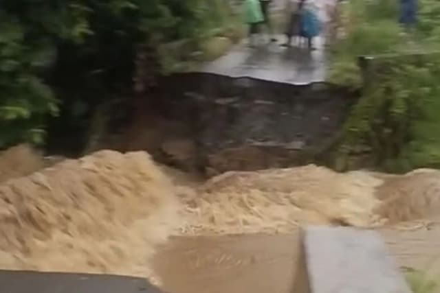 lansia_tewas_terjatuh_di_jembatan_putus_akibat_banjir_di_tanah_laut