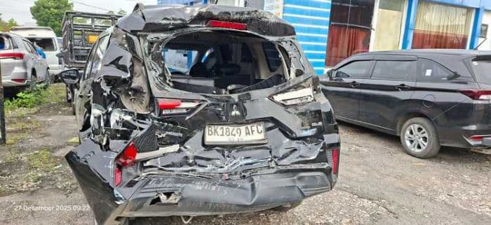 mobil_dosen_uinsu_ringsek_ditabrak_truk_fuso_di_jalan_protokol_sidikalang