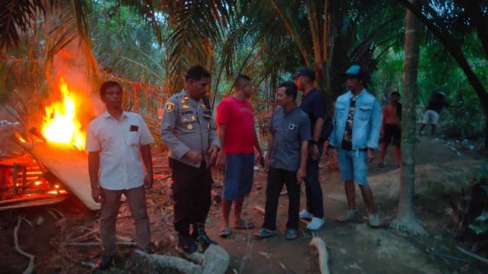 respons_keluhan_masyarakat_polsek_tanjung_pura_bakar_tiga_barak_narkoba_di_wilayah_hukumnya