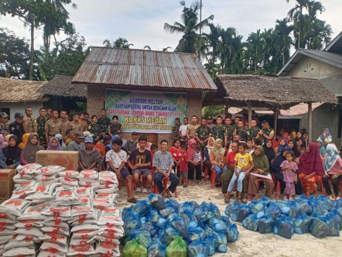 taruna_akmil_magelang_salurkan_ratusan_paket_bantuan_untuk_korban_banjir_di_tanjung_pura_langkat