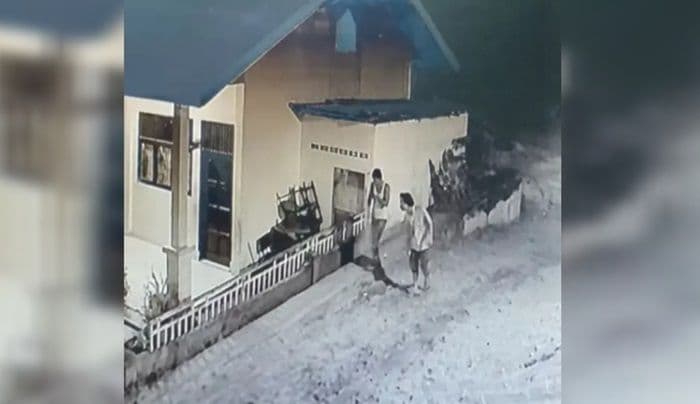 aksi_dua_pria_pencuri_pagar_sekolah_di_asahan_tertangkap_rekaman_cctv