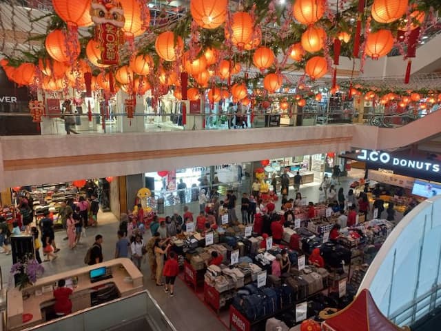 jelang_imlek_mal_di_medan_dipenuhi_pengunjung