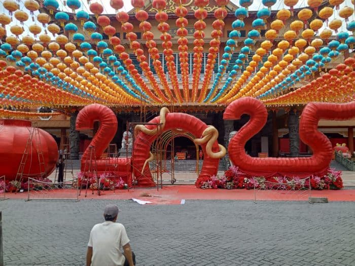 jelang_tahun_baru_imlek_2576_ribuan_lampion_hiasi_kawasan_vihara_maitreya_cemara_asri