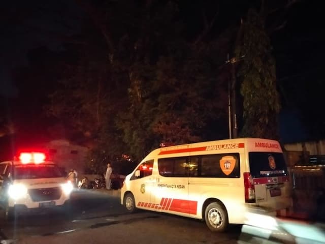 10_mobil_ambulans_dikerahkan_ke_lokasi_kebakaran_pabrik_sandal_di_medan_deli