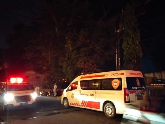 10_mobil_ambulans_dikerahkan_ke_lokasi_kebakaran_pabrik_sandal_di_medan_deli