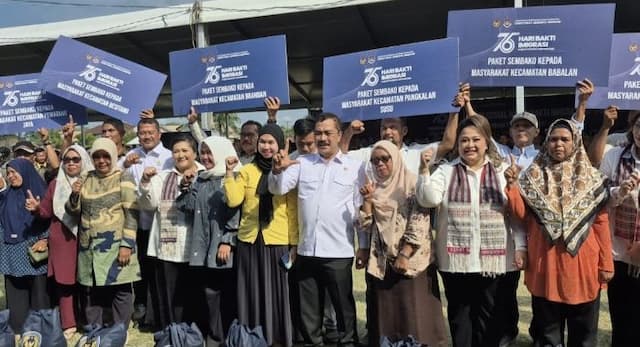 hari_bakti_imigrasi_ke76_ribuan_warga_langkat_dapat_bantuan_sembako_