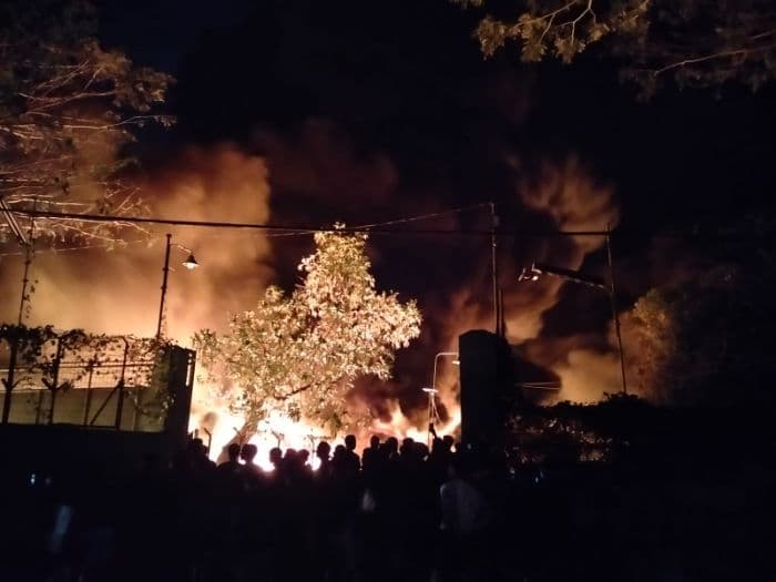 hingga_dini_hari_kebakaran_pabrik_sandal_di_medan_deli_belum_padam