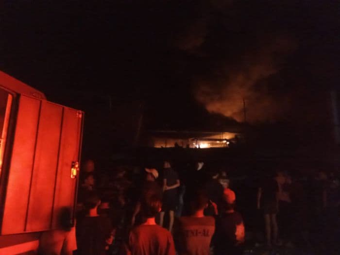 kebakaran_pabrik_sandal_di_medan_deli_dekati_permukiman_warga_cemas