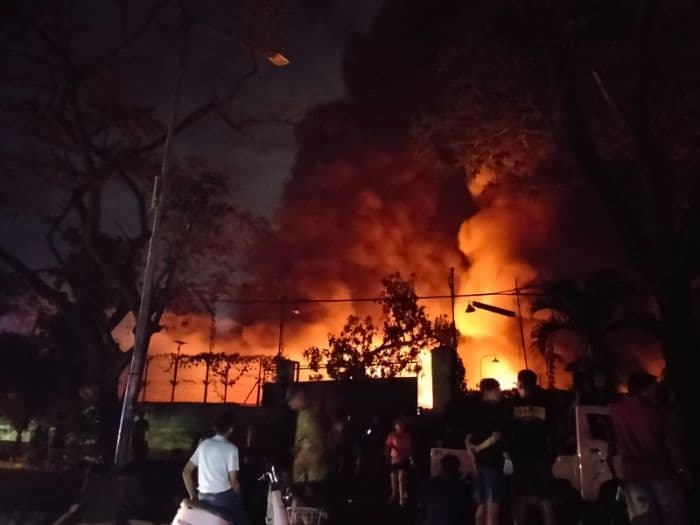 kebakaran_pabrik_sandal_di_medan_deli_belum_padam_setelah_enam_jam_
