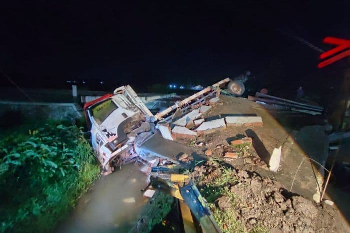 kecelakaan_ka_gajayana_tabrak_truk_sopir_meninggal_dan_penjaga_pelintasan_terluka