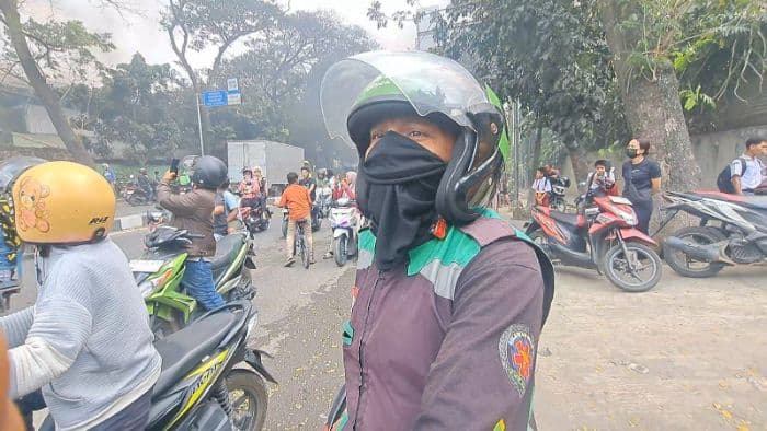 asap_hitam_kebakaran_pabrik_sandal_di_medan_deli_ganggu_pengendara_jalan_raya