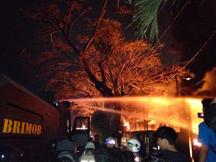 mobil_water_cannon_polda_sumut_dikerahkan_padamkan_kebakaran_pabrik_sandal_di_medan_deli