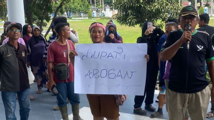 pedagang_pasar_iii_lubuk_pakam_datangi_dprd_deli_serdang_keluhkan_pembongkaran_selokan