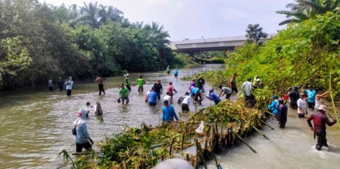 pemkab_batu_bara_dan_masyarakat_gotong_royong_alirkan_air_sungai_ke_saluran_irigasi_