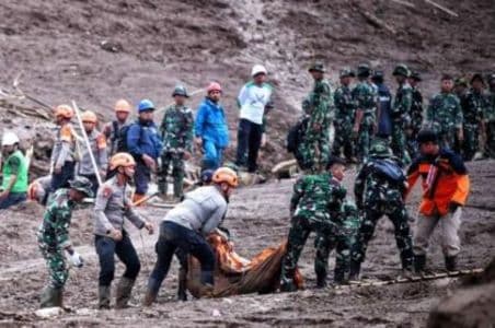 tim_sar_serahkan_lagi_delapan_kantong_jenazah_korban_longsor_di_cisarua