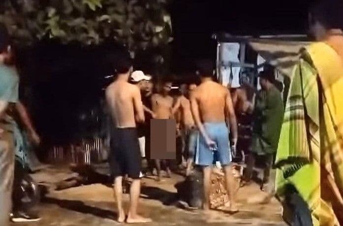 hendak_mencuri_dalam_keadaan_bugil_pria_di_batu_bara_dihakimi_massa