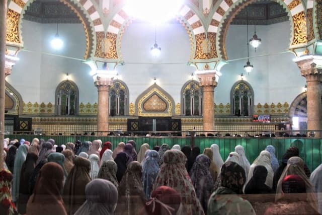 jemaah_khusuk_jalani_salat_tarawih_perdana_di_masjid_raya_medan_