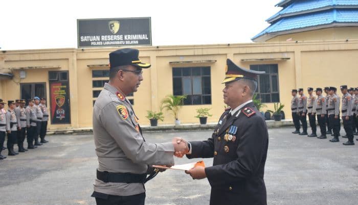 polres_labusel_gelar_upacara_wisuda_purna_bakti_wakapolsek_kotapinang